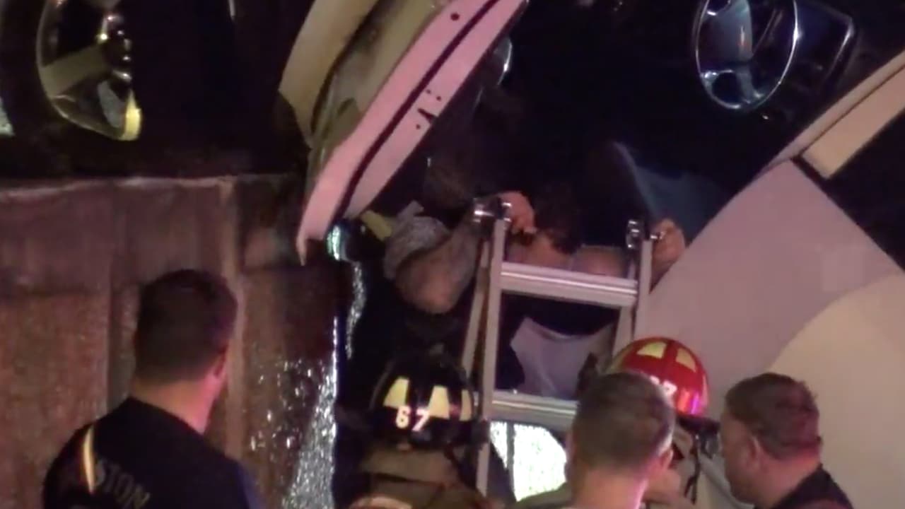 Los bomberos lograron rescatar al hombre que resultó ileso y la investigación continúa