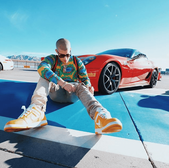 Bad Bunny también se ha dejado conquistar por los autos. El puertorriqueño ha confesado que su marca favorita es Ferrari; posee un modelo del Cavallino Rampante en su garaje.