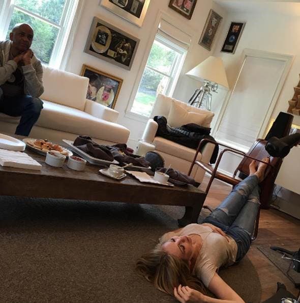 Cuando la interprete se encuentra en un proceso creativo, procura estar lo mas relajada y en espacios cómodos que estimulen sus imaginación.