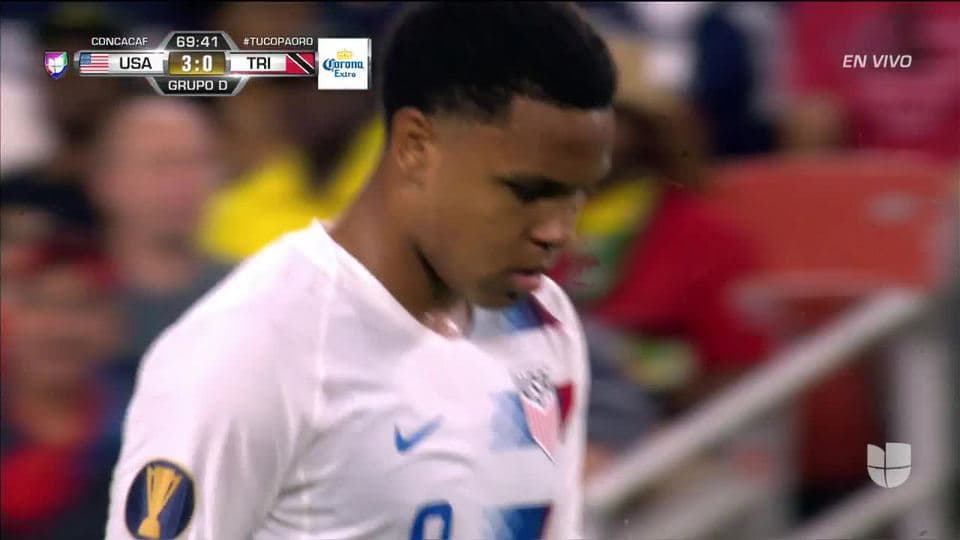 Tiro desviado de Weston McKennie