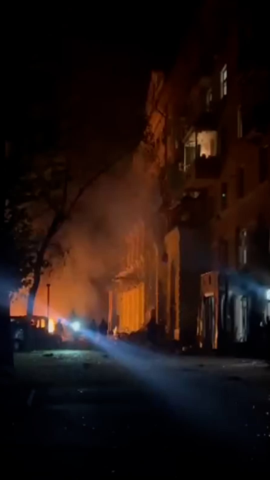 Hombre capta explosión de dron en su edificio en Ucrania