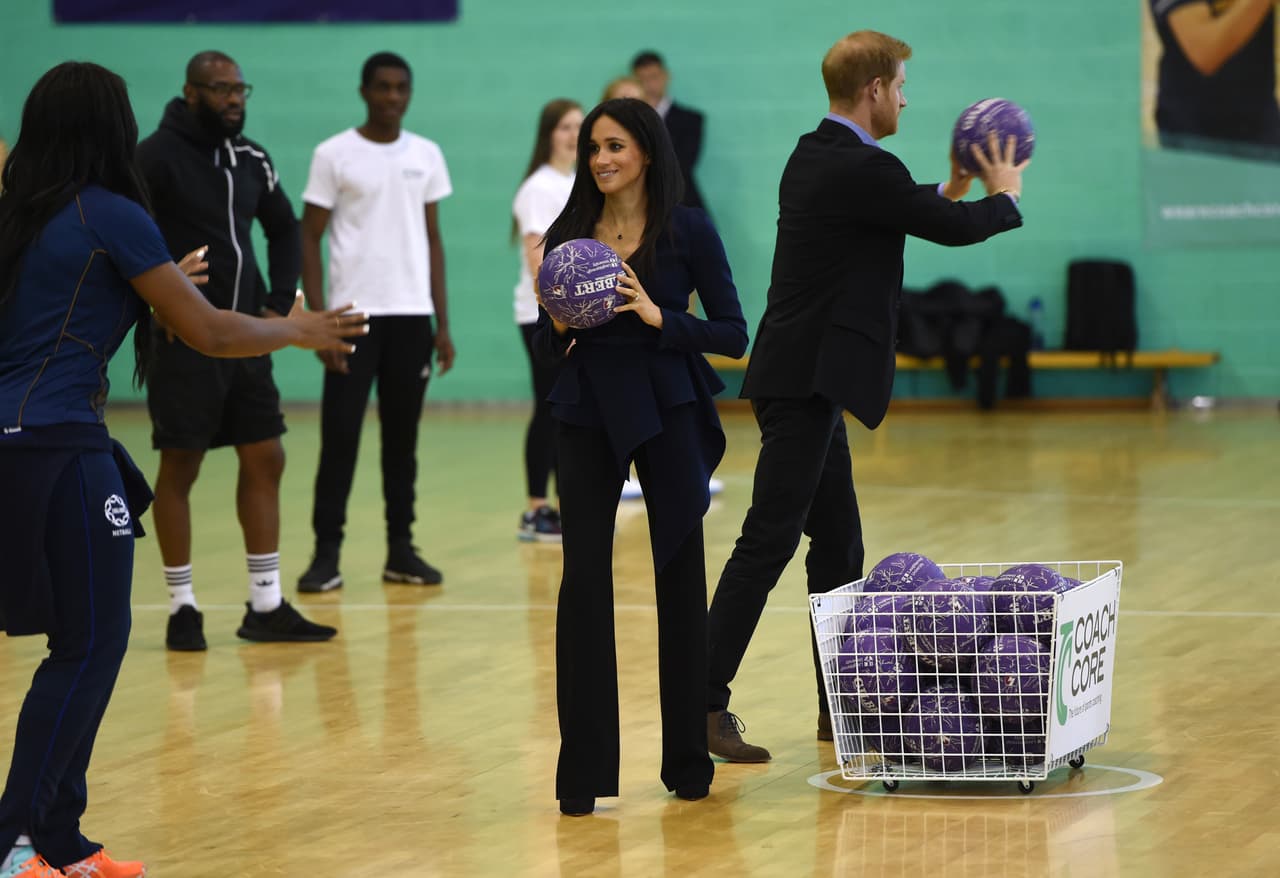 Para asistir a los Coach Core Awards en la Universidad Loughborough, Meghan demostró que puede cumplir como toda una duquesa con sus tareas (aún las más difíciles).