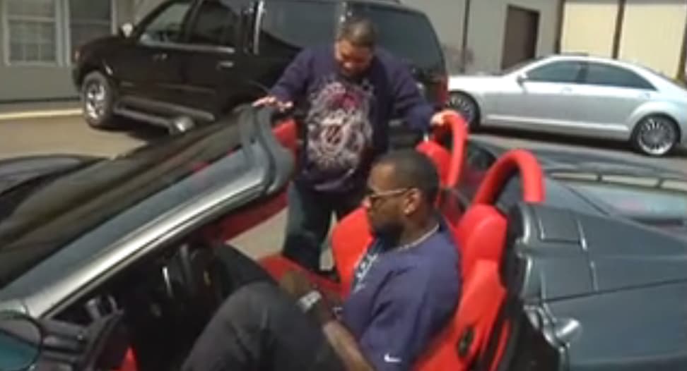 En el establo de los ricos y famosos es usual encontrar al menos un vehículo de 
<b>Ferrari</b>. LeBron no es la excepción, pues encargó una versión modificada del 
<b>Ferrari F430 Spider</b>. El proceso de personalización pudo ser visto en "Unique Whips", un programa de TV que mostró el tuneo de muchos vehículos para celebridades.