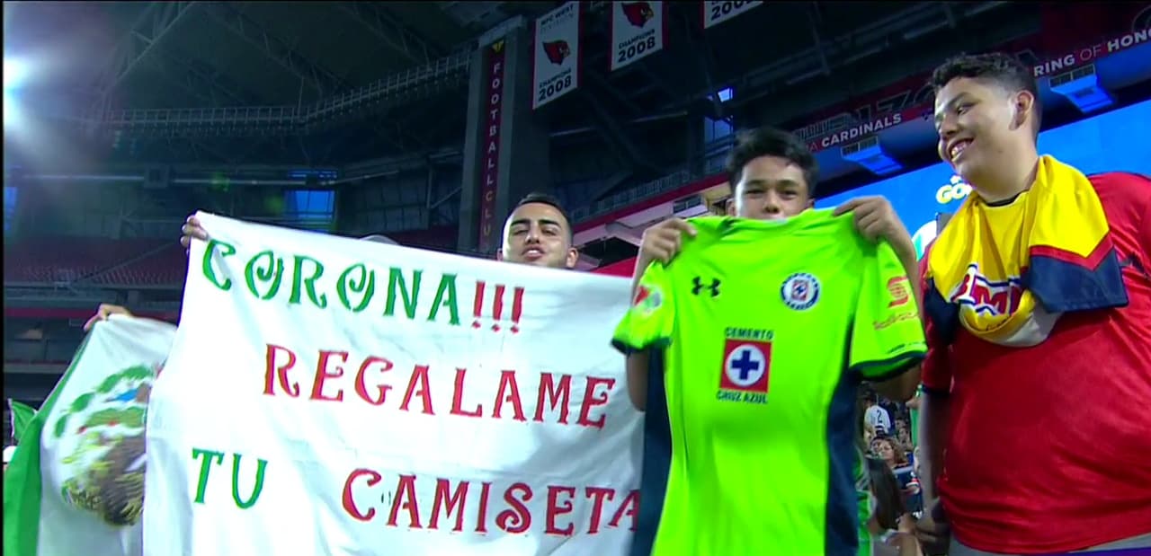 Aficionados mexicanos y catrachos colmaron las gradas del imponente University of Phoenix para el partido de cuartos de final entre México y Honduras.