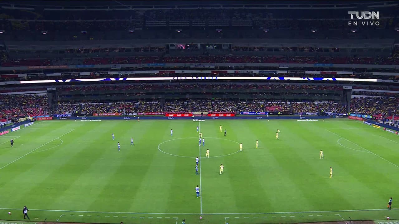 Arranca el partido y la pelota está en juego.