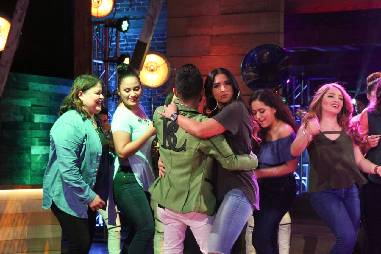 La Reina de la Canción se engalanó con la visita de Banda Carnaval, quienes interpretaron su éxito 'Ella es mi mujer' para todas las concursantes y aprovecharon para mostrar sus mejores pasos de baile.