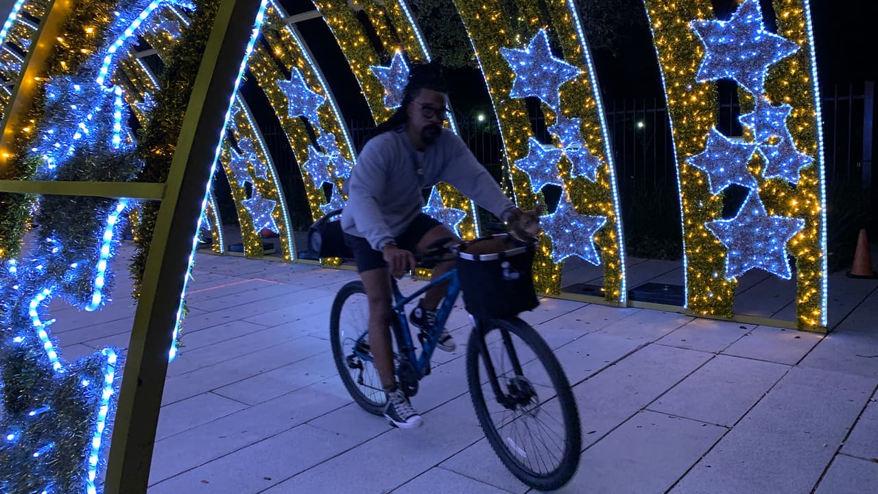 Muy cerca del ayuntamiento está el Winter Wonderland que es un tunel con 100,000 luces LED.