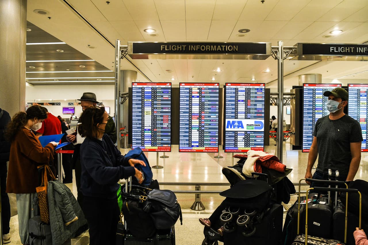 Por esto recomiendan llegar con 3 horas y media de anticipación para vuelos internacionales. 
<br>