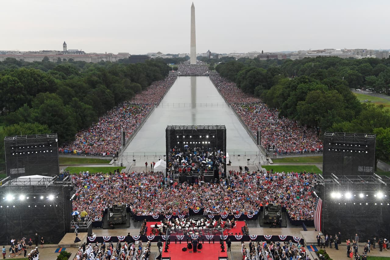 Al transcurrir la tarde, el National Mall se fue llenando. Como se ve en la imagen,
<b>la tarima desde la que habló el mandatario estaba flanqueada por dos tanques del Ejército</b> de Estados Unidos, parte del despliegue militar que ordenó el presidente Trump.