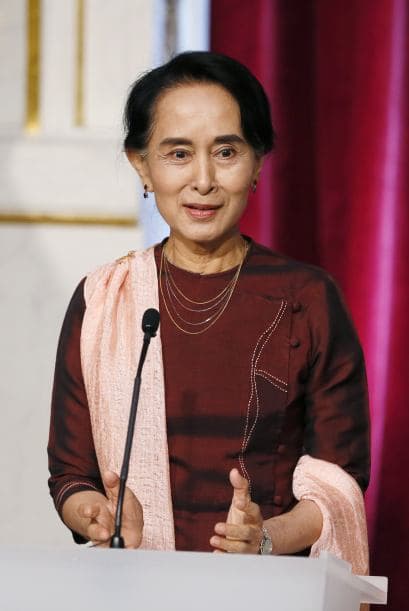 61.- AUNG SAN SUU KYI. Es representante del Parlamento de Birmania y ganadora del premio Nobel de la Paz. Tiene 68 años.  