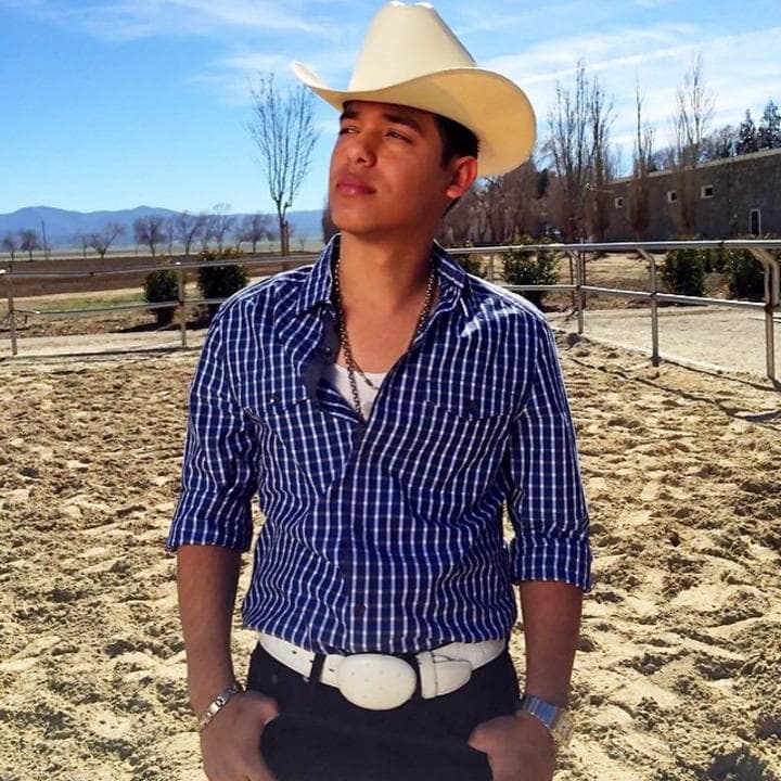 Se considera un admirador de 
<b><a href="https://www.univision.com/famosos/el-break-de-las-7/ariel-camacho-esta-detras-de-la-nueva-generacion-de-los-corridos-liderada-por-natanael-cano-video">Ariel Camacho</a></b>, cuya música y personalidad le motivaron a seguir este camino.
<br>