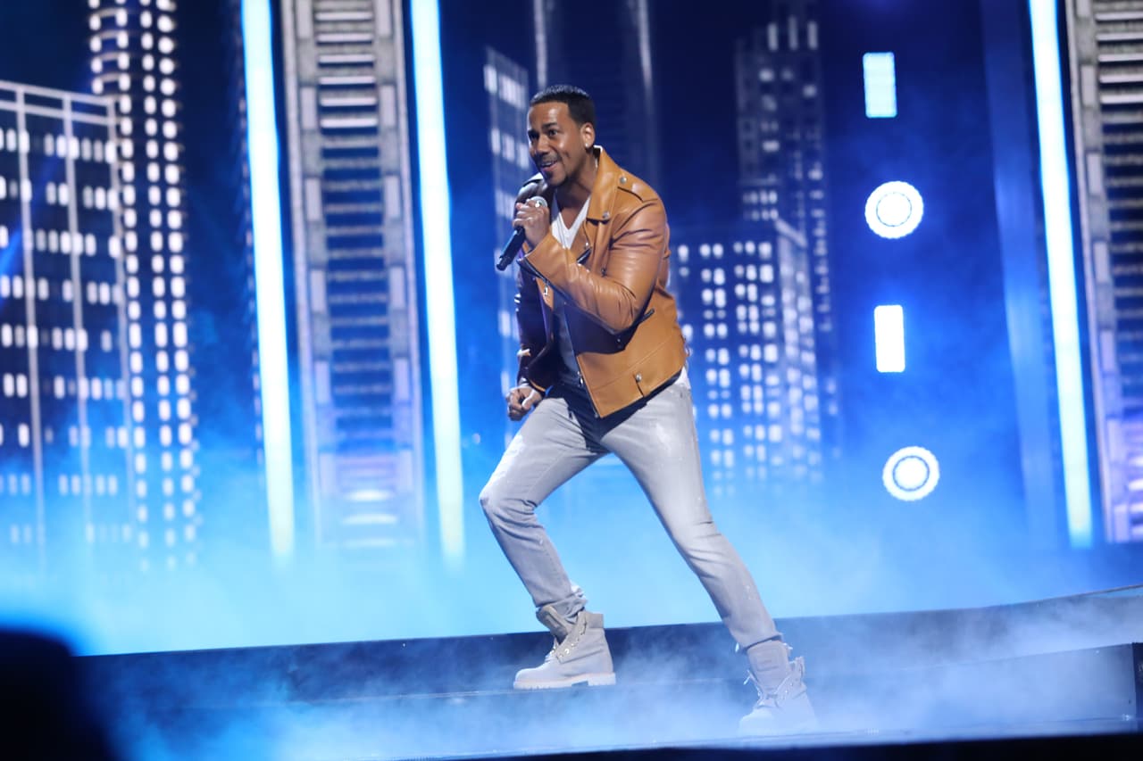 El merecedor del Premio a la Excelencia, sedujo al público con su peculiar voz.