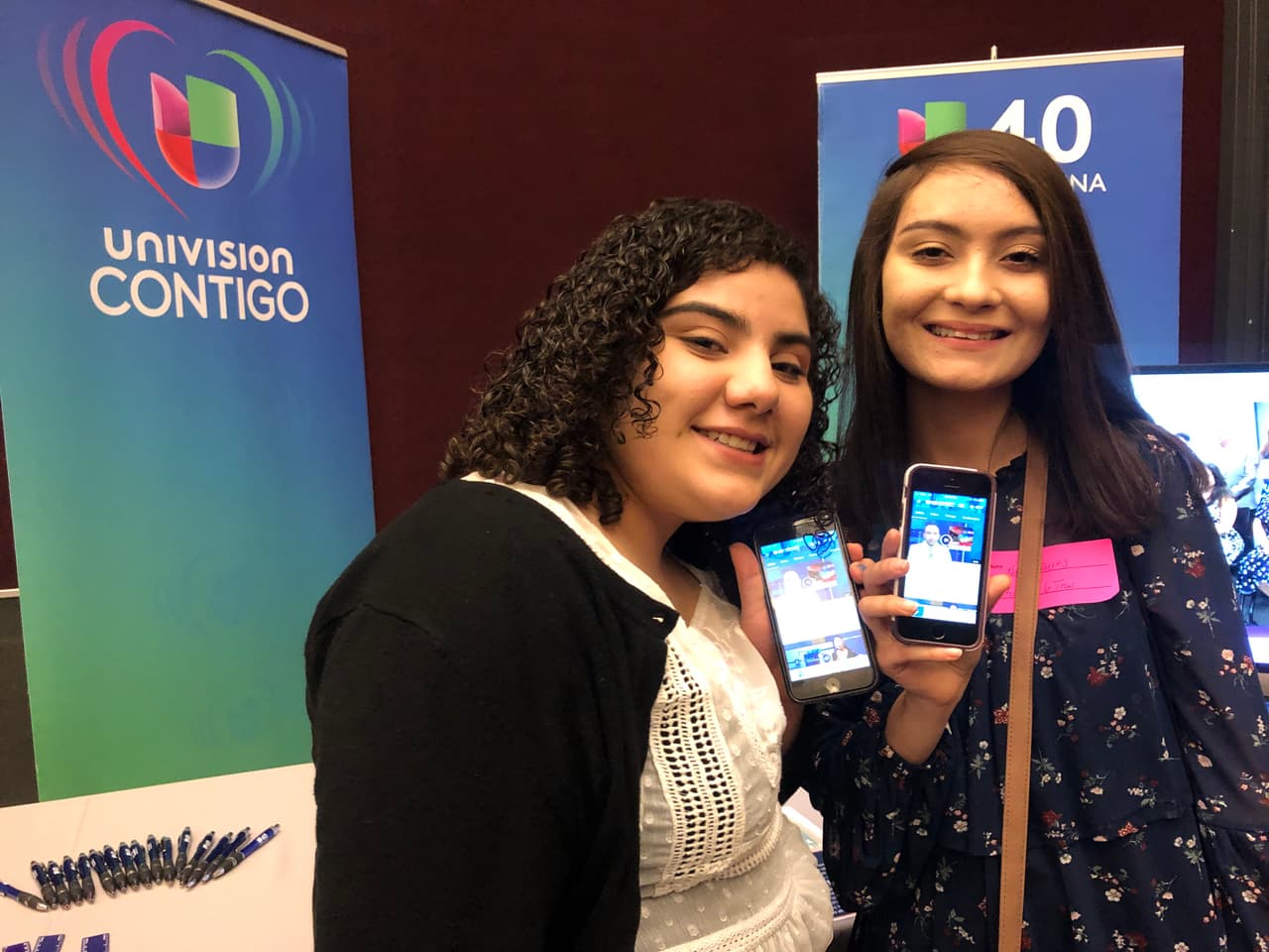 Estudiantes descargan la APP de Univision 40 North Carolina durante el Hispanic Education Summit 2019