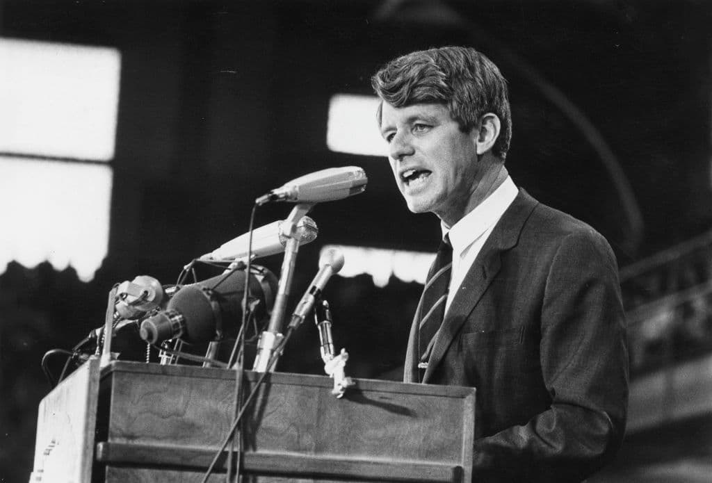 <b>Asesinato de Robert F. Kennedy (1968): Robert F. Kennedy</b>, senador de Nueva York y candidato presidencial, fue asesinado el 5 de junio de 1968 en el Hotel Ambassador en 
<b>Los Ángeles, California</b>, tras dar un discurso luego de ganar las primarias demócratas en el estado. Su asesinato fue un evento de gran impacto a nivel nacional.
<br>