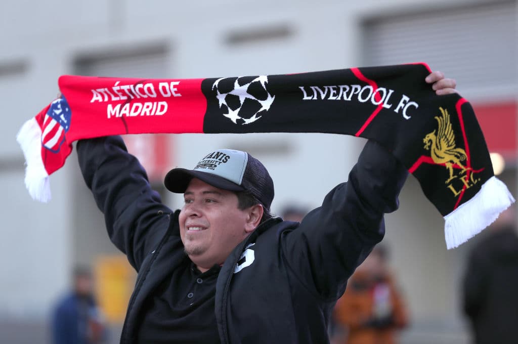 Bengalas, camisetas, bufandas y mucha alegría para la ida de los 8vos de final entre el Atleti y el Liverpool.