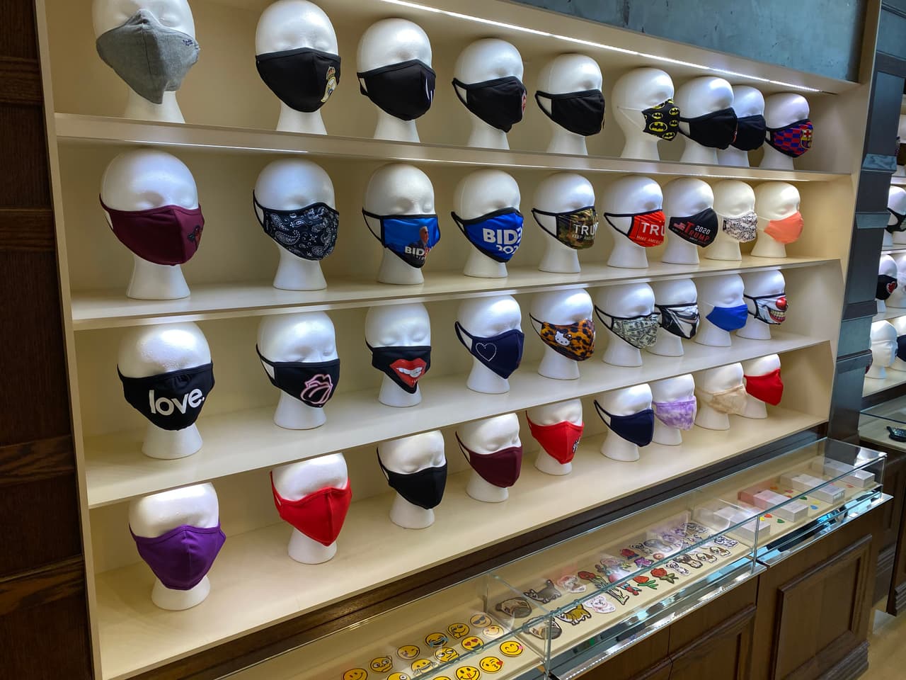 Las máscaras han pasado de ser un producto utilitario a algo personalizado, que identifica al que la usa con un partido político o un equipo de fútbol americano.
<br>