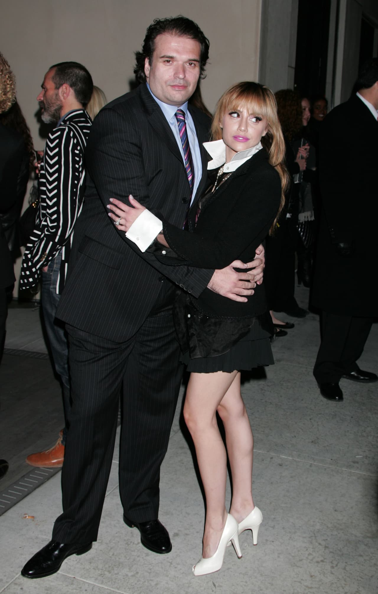<b>Brittany Murphy y Simon Monjack</b>
<br>En diciembre de 2009, la actriz de ‘Clueless’, ‘Uptwon Girls’ y ‘Just Married’ murió a causa de neumonía, según reportó su autopsia. Sin embargo, 
<a href="https://www.univision.com/famosos/documental-sobre-fallecimiento-de-brittany-murphy-en-hbo-max">aún existen dudas</a> por parte de sus seguidores sobre su inesperado fallecimiento.