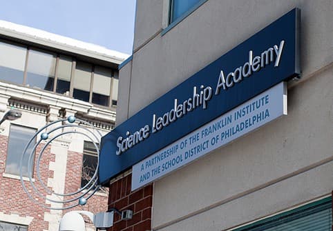 <a href="https://www.univision.com/local/philadelphia-wuvp/asbestos-provoca-el-cierre-de-dos-escuelas-en-filadelfia-video">El problema se identificó mientras realizaban trabajos de seguridad ambiental.</a> La información oficial provista por el Distrito Escolar indica que, en la sala de calderas, el material de insulación estaba dañado y al realizar algunas pruebas se confirmó que contenía asbestos.
<br>
<br>El hallazgo de trazas de asbestos en las instalaciones escolares se produjo luego del anuncio de un proyecto de construcción que ascendió a $37 millones de dólares y que debió ser completado en el mes de julio, pero no fue así.
<br>