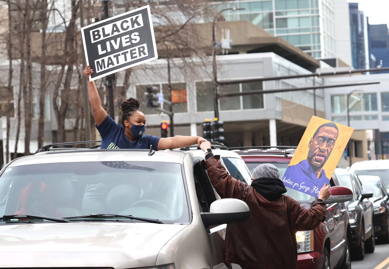 Dos personas celebran entre los automóviles congregados en Minneapolis, Minnesota, reunidos para celebrar 
<a href="https://www.univision.com/noticias/george-floyd-juicio-derek-chauvin-protestas-minneapolis" target="_blank">el veredicto de culpable.</a>