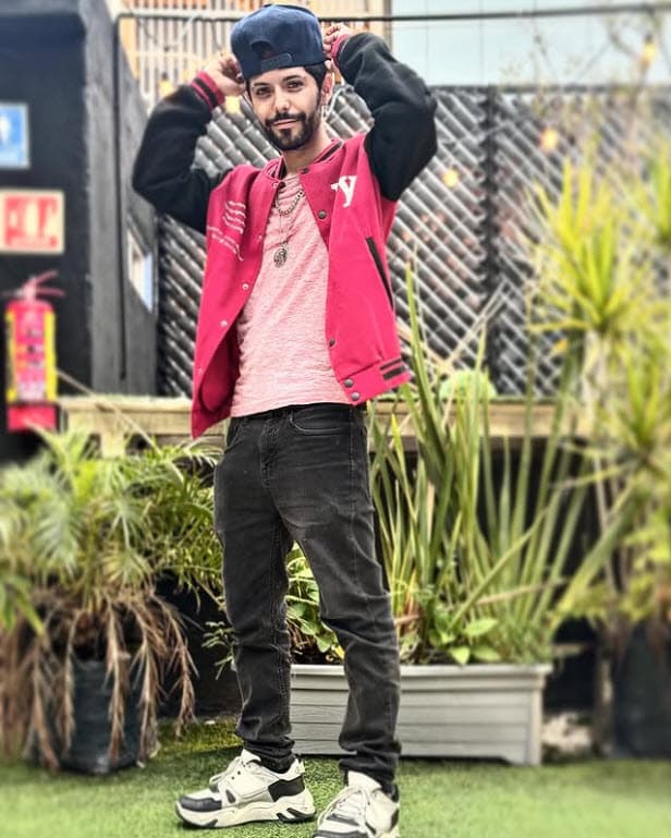 Aunque está escribiendo su carrera en la música, Alex es recordado por su trayectoria en las telenovelas como estrella infantil.