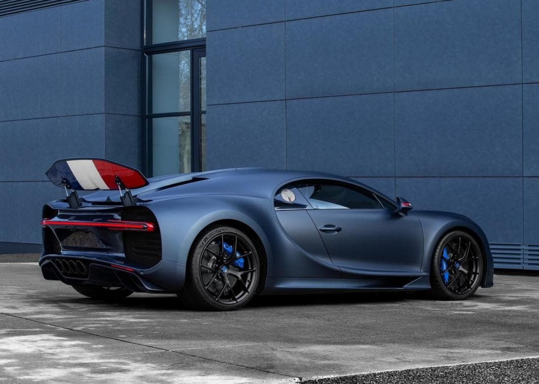 Esta máquina de edición limitada celebra el 110 aniversario de la fundación de la compañía automotriz y rinde homenaje a Francia, pues incluye los colores azul, blanco y rojo de su bandera en elementos que decoran su carrocería y habitáculo. Su motor es un W16 de 8.0 litros con turbocompresor cuádruple, capaz de generar 1,500 caballos de fuerza y 1,180 lb-pie de torque.