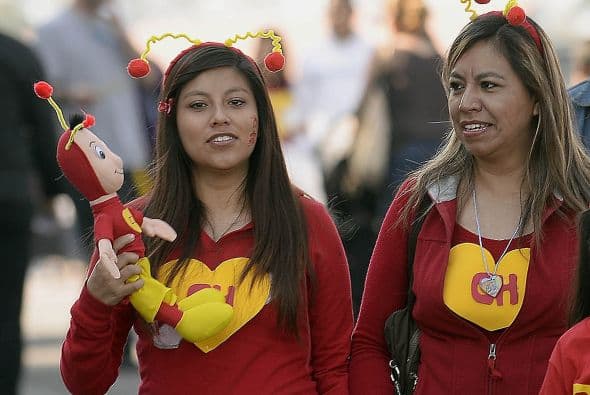 Con los atuendos de los personajes de Chespirito.