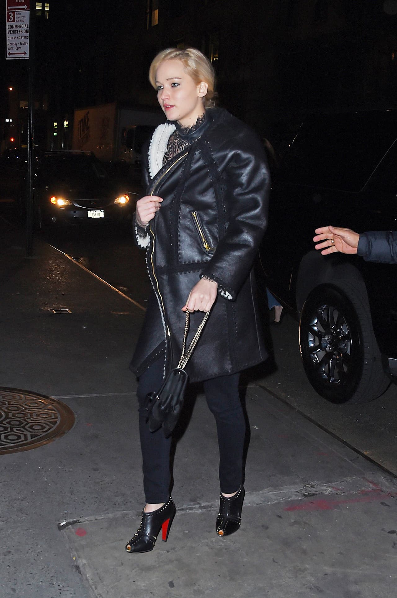 En cambio, Jen con unos no tan cómodos tacones.