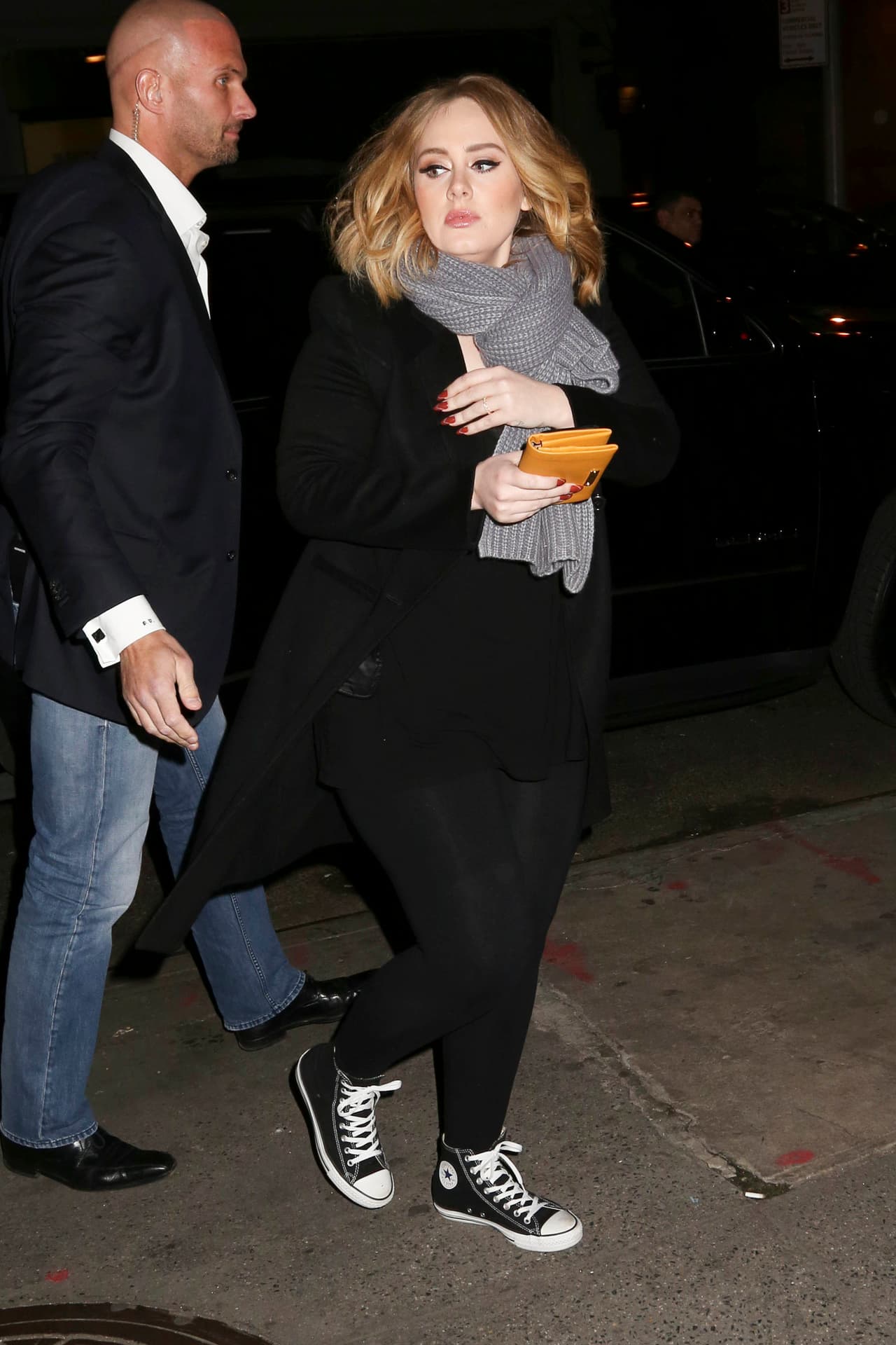 Iban muy informales, como Adele en tenis Converse.