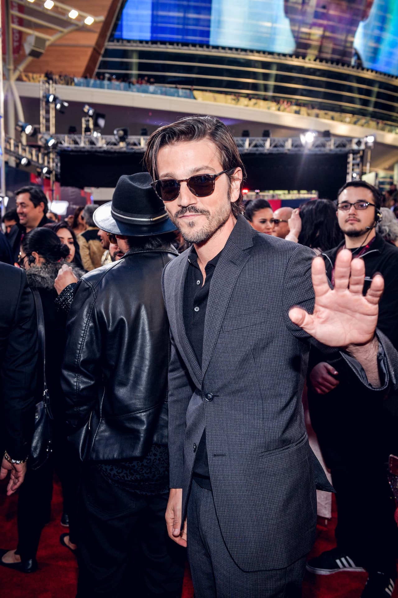 Diego Luna saludando a las cámaras