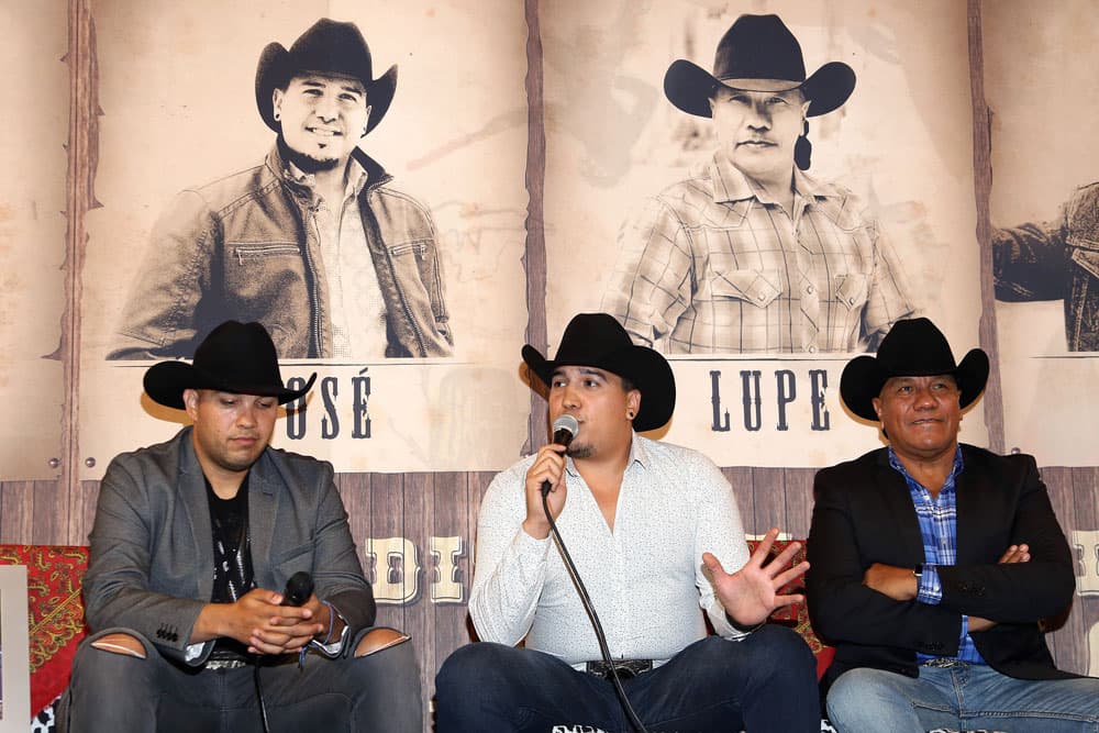 Sus hijos René y José Esparza fueron integrantes del grupo 'Trotamundos' hace unos años, pero actualmente ya son parte de Bronco, donde continúan demostrando que tienen el talento de su padre.