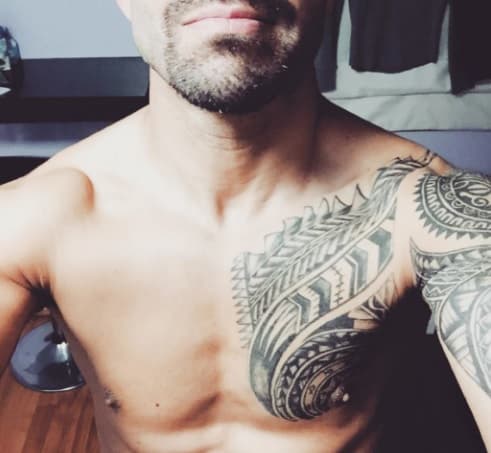 Sin embargo, ese interés se fue modificando. Aquí, además de presumir el tatuaje que le pintaron 'No manches Frida', el año pasado, que protagonizó con Martha Higareda, ya se mostraba su trabajada musculatura.