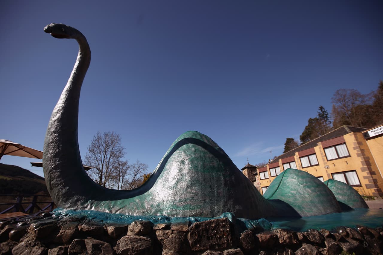 <b>1. EL MONSTRUO DEL LAGO NESS</b>
<br>"Nessie", como se le dice de cariño a esta criatura, es una criatura gigantesca que supuestamente habita en el lago Ness al norte de Escocia, en los llamados 'Highlands', cerca de la ciudad de Inverness. Han existido avistamientos del monstruo desde el siglo XIX.