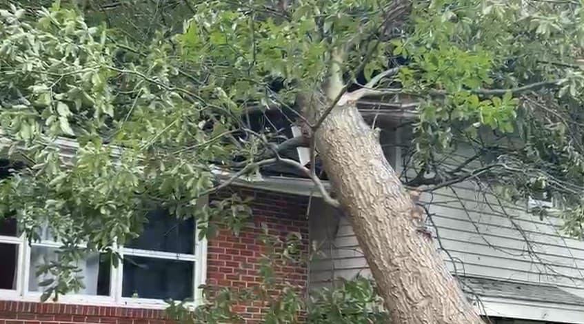 Luego, un tornado EF-1 pasó por Poolesville y llegó a Gaithersburg, donde los vientos de hasta 105 millas por hora dejaron daños en viviendas, tras derribar árboles y tendido eléctrico.