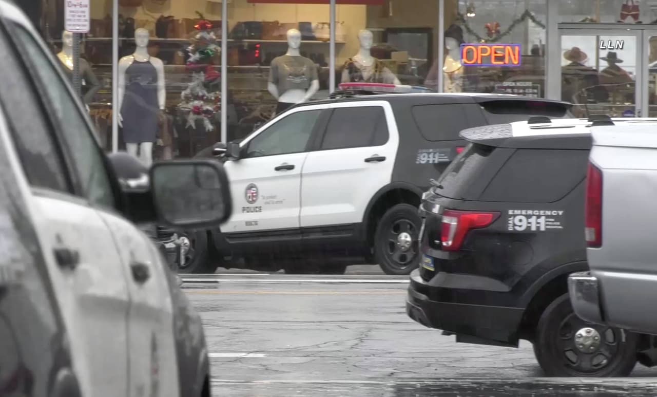 Choi dijo que no estaba claro si el sospechoso estaba armado. "No encontramos un arma", dijo. "Sin embargo, hasta que llegue el forense y hagamos una búsqueda completa del sospechoso, eso no será definitivo. Pero ahora mismo no hemos localizado un arma de fuego".