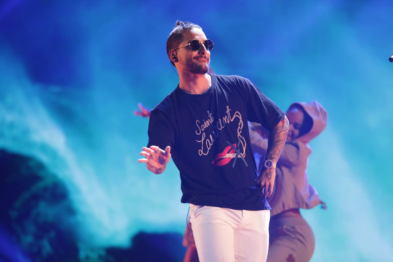 En el escenario se comenzaron a escuchar las notas de ‘Chantaje’, uno de los temas en los que colaboró para el nuevo álbum de Shakira.