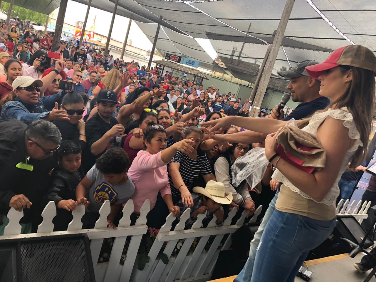 Cuando la gente se enteró que La Chula y la Bestia estaba en la pulga de San José, cientos de fanáticos abarrotaron el lugar. 
<br>
