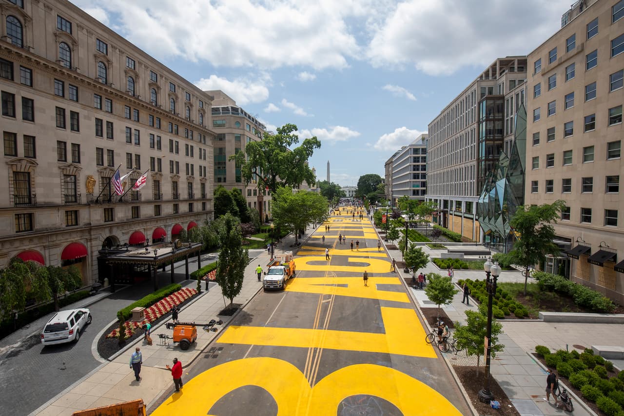 Fue en esta calle donde el pasado lunes las fuerzas de seguridad desalojaron violentamente a cientos de manifestantes que protestaban pacíficamente para dejar vía libre para que el presidente 
<a href="https://www.univision.com/temas/donald-trump">Donald Trump</a> pudiera caminar hasta una iglesia cercana.
<br>
