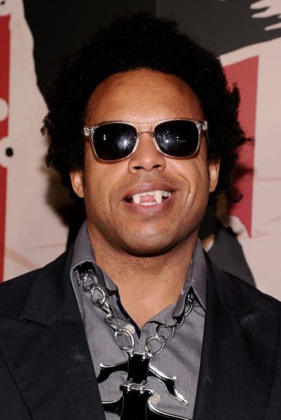 El pianista ELEW decidió llevar como un vampiro fashion.