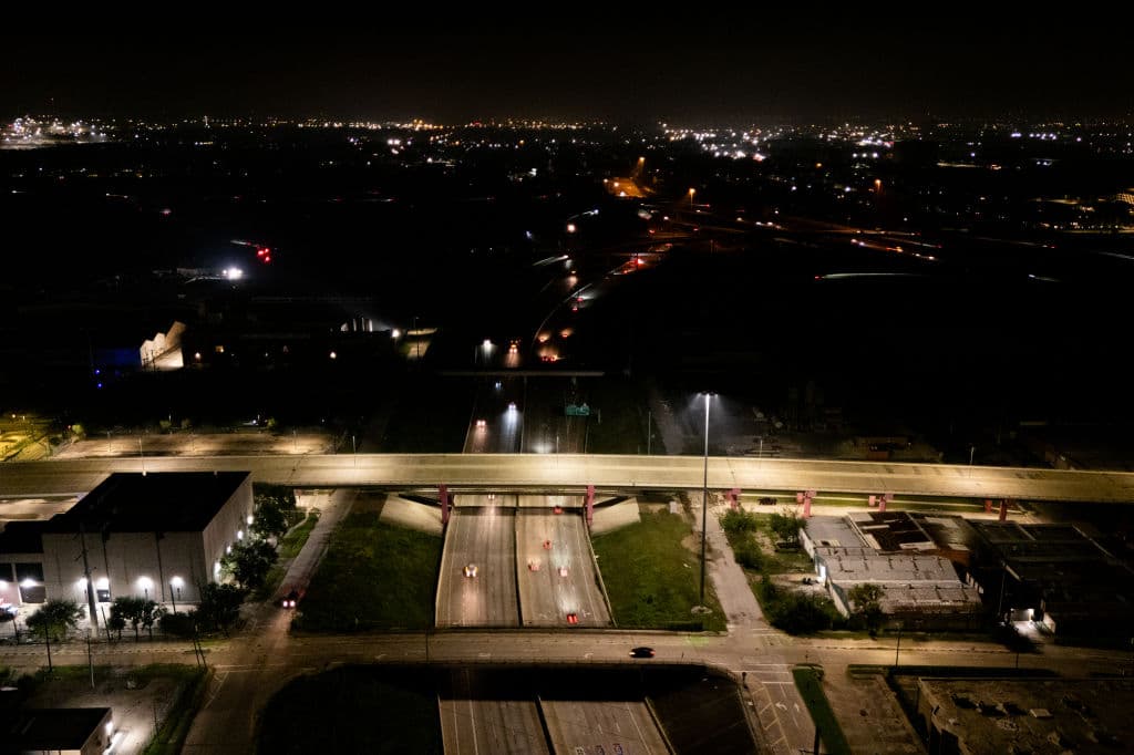 Una vista aérea de la ciudad evidenciaba este viernes 12 de julio cómo algunos vecindarios siguen a oscuras, tras el paso del 
<b><a href="https://www.univision.com/local/houston-kxln/huracan-beryl-2024-houston-galveston-devastacion-inundaciones-muertes" target="_blank">huracán Beryl</a></b>.