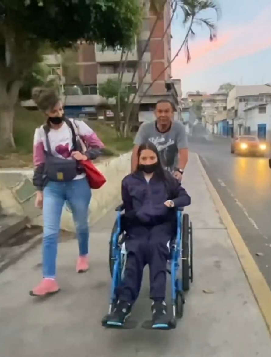 Además de necesitar ayuda para sus actividades diarias, la joven también aspira a una cirugía que le devuelva paz a ella y a los suyos.