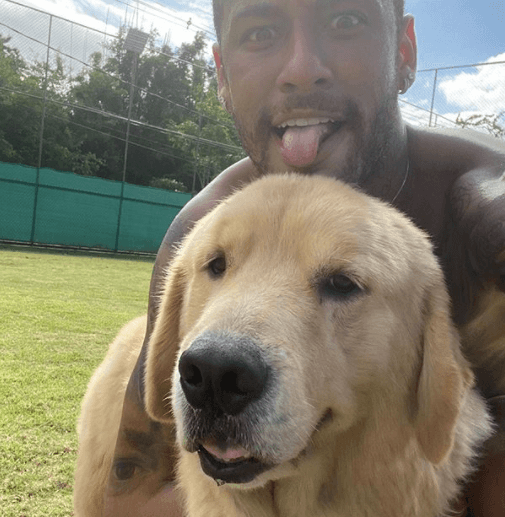 Neymar Jr también es amante de los perros.