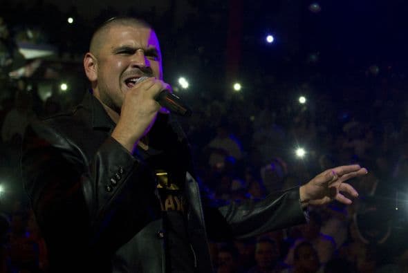 Sus letras son polémicas, pero ha declarado que disfruta mucho cantando sobre la realidad mexicana sin tener miedo a las represalias.