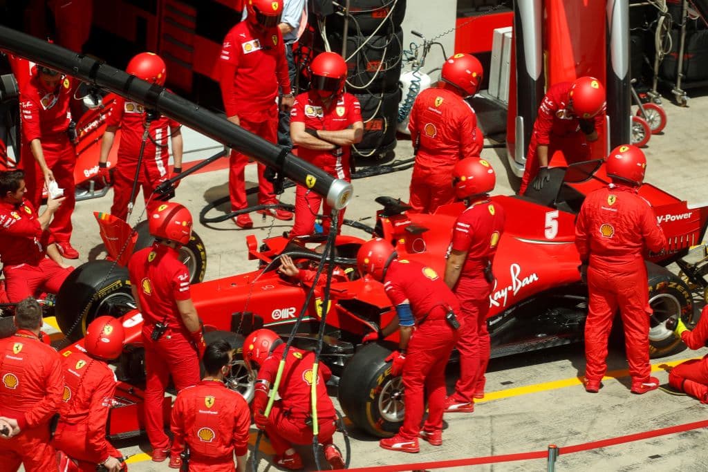 Vettel y Lecrerc abandonaron la carrera antes de completar las primeras cinco vueltas. Sufrieron un accidente entre ellos y los monoplazas no podían continuar. Eran pésimas noticias para Ferrari.
