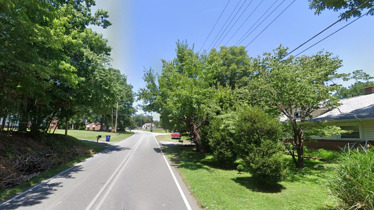 Hispano de 31 años muere tras chocar con un auto estacionado; una mujer lucha por su vida