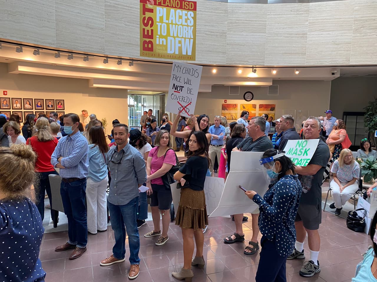 La junta directiva del
<a href="https://pisd.communitybydiligent.com/Portal/MeetingInformation.aspx?Org=Cal&Id=452" target="_blank">Distrito Escolar Independiente de Plano se reunió este lunes por la mañana</a> para discutir si hacer o no obligatorio el uso de mascarillas en las escuelas.
<br>