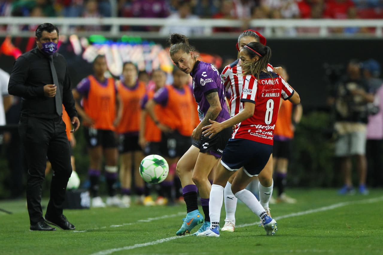 Chivas cayó en la vuelta, pero se impuso en el global gracias al triunfo en la ida y Blanca Félix se erigió como la heroína tras atajarle un penal a Charlyn Corral.