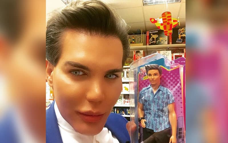 Un hombre se somete a 42 cirugías para parecerse a un muñeco Ken