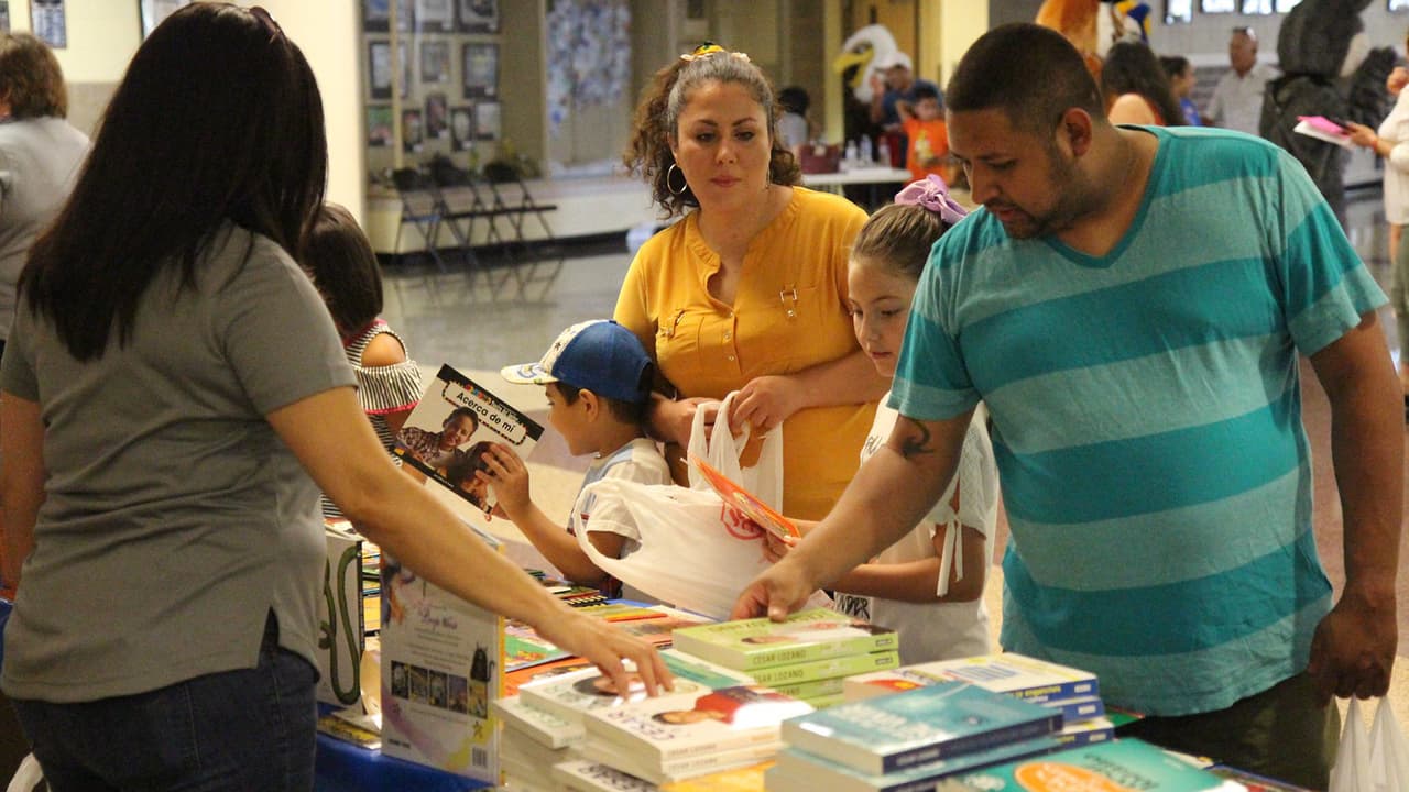 Útiles escolares y hasta exámenes dentales gratis en la feria del Distrito 99 de Cicero