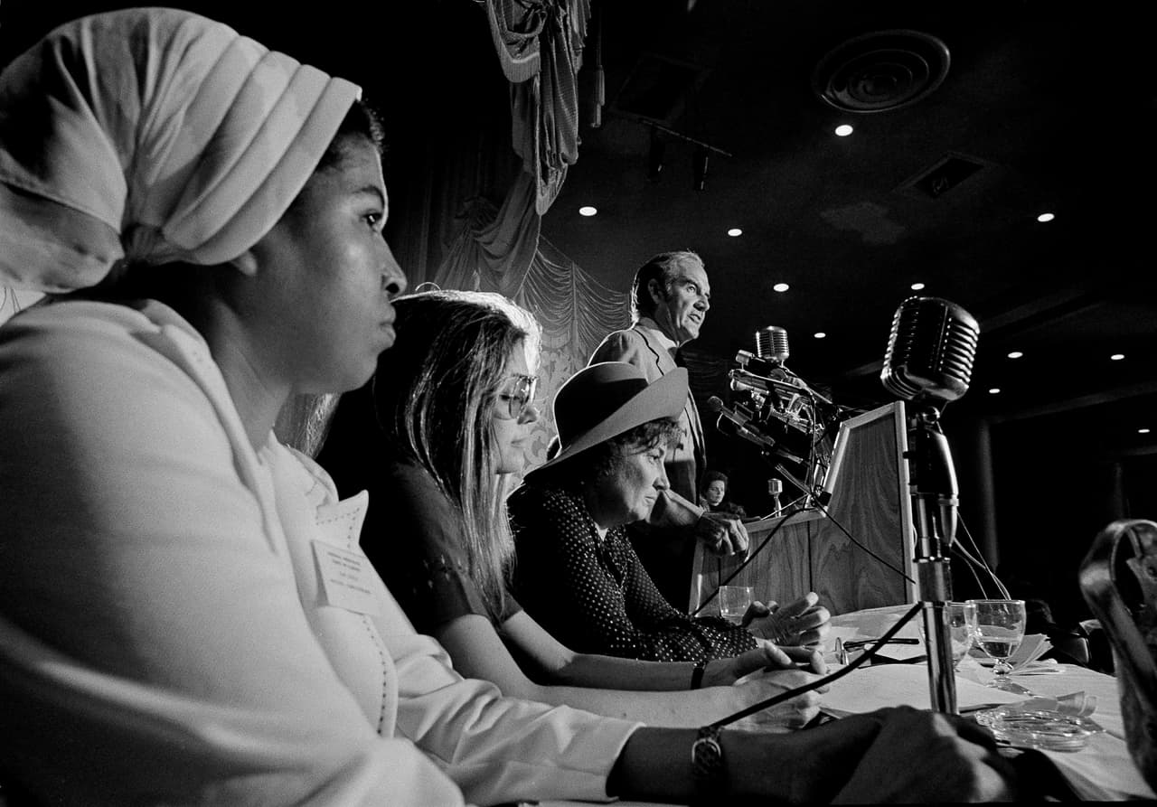 El 2 de septiembre de 2026, Gloria Steinem murió a los 92 años. En Nueva York quedó uno de los lugares que mejor resume esa historia: su casa, convertida en el corazón de la Fundación Gloria Steinem y en punto de encuentro para pensadoras feministas y activistas de distintas partes del mundo. Allí queda la imagen final de una vida que nunca se quedó quieta: una puerta abierta, una conversación pendiente y una lucha que, para Steinem, siempre tuvo que incluir a alguien más.
<br>