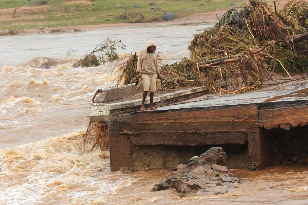Debido a los vientos, muchas estructuras se vieron afectadas y algunas colapsaron, como este puente en Chimanimani, una ciudad de Zimbabue.